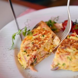 Omletă mixtă cu șunculiță și mozzare