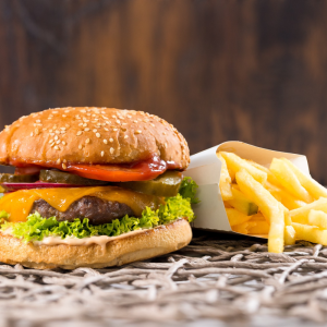Cheeseburger + cartofi prăjiți