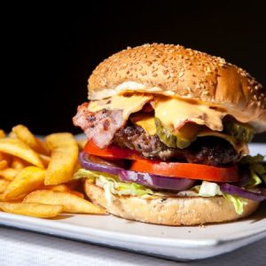 Burger de vită + cartofi prăjiți