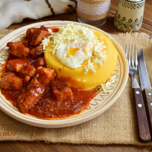 Tochitura cu mamaliguta ou+brânză