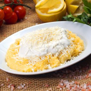 Mămăligă cu brânză și smântână