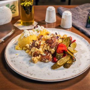 Carne la  garnita cu oua  amestecate și mamaliguta