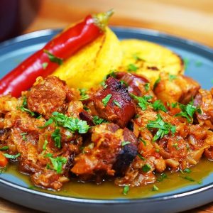 Carne la Garnita cu varza calita si mamaliguta