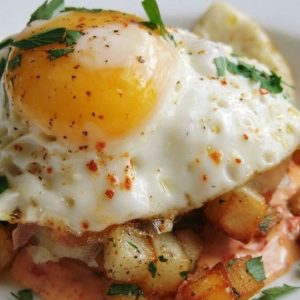 Cartofi Prăjiți cu Brânză si Ou Prajit 350 Gr .
